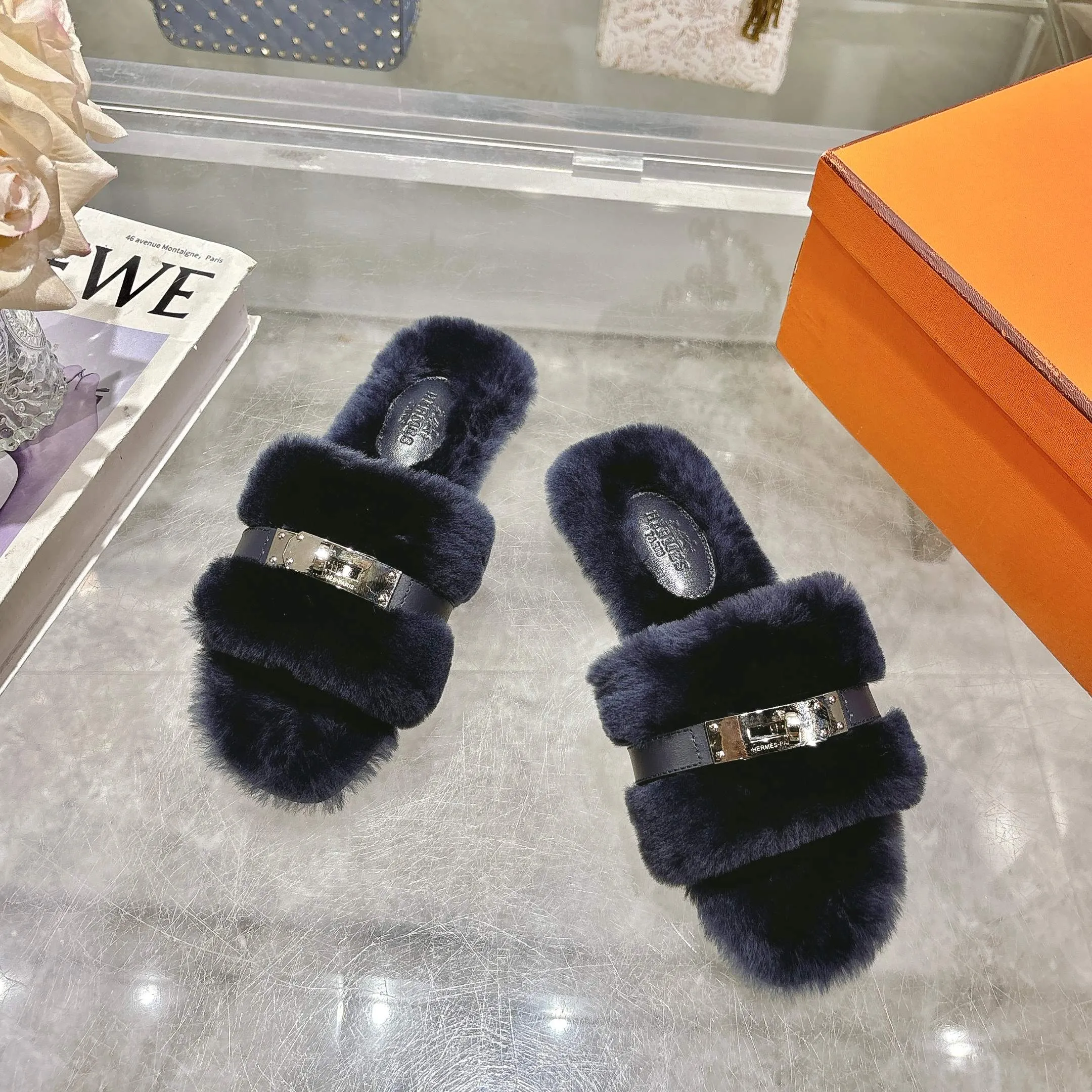 👟👟Ex-factory price 500👟👟 Purchasing agent level Hermes Hermès second uncle hair slippers are in stock all year round. 2025 new and new colors official website, Xiaohongshu synchronizes the latest color matching Hermès hot models are hot online, upgraded workmanship, high quality! Fashionable small wool H-trailers, autumn and winter style flat-soled wool mop, can be customized without standard, non-refundable and non-exchangeable. Fabric: Imported lamb's roll real wool. Lining: Imported lamb's roll real wool. Outsole: Genuine leather outsole. Size: 35-43, [Note: 41, 42, 43 customized]